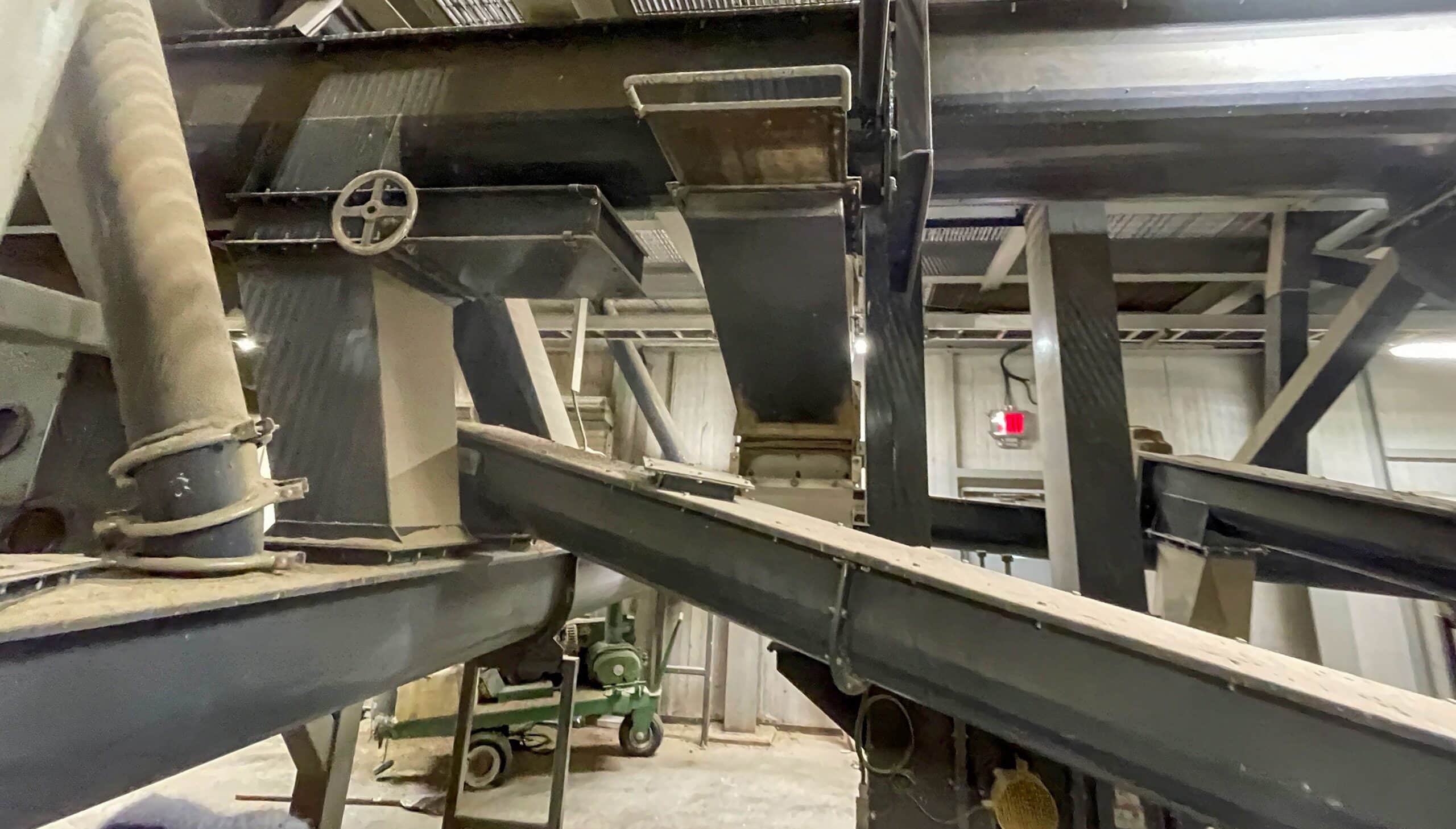 Drag conveyor for grain handling